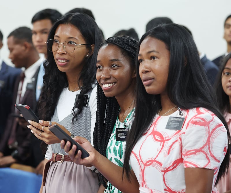 Los misioneros cantan durante una conferencia de misioneros en Antananarivo, Madagascar, el lunes 20 de febrero de 2023.