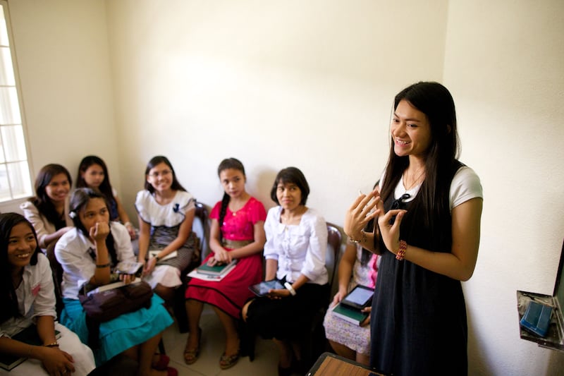 Las mujeres jóvenes interactúan durante una clase en Filipinas.
