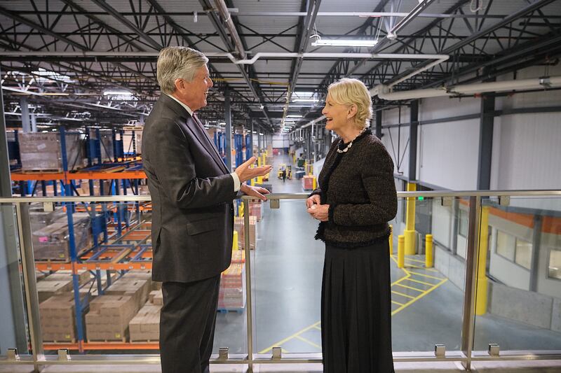 La directora ejecutiva del Programa Mundial de Alimentos, Cindy McCain, conversa con Gordon Smith durante un recorrido por el Almacén Central del Obispado en Salt Lake City, Utah, el viernes 30 de enero de 2026.