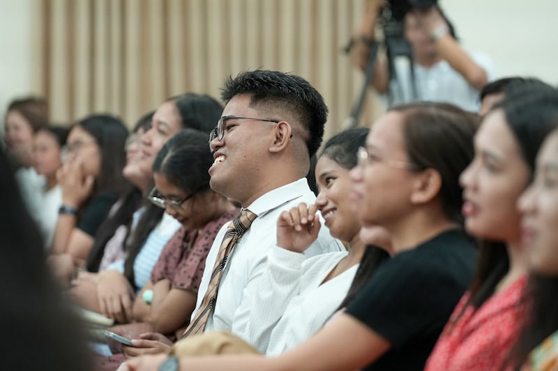 Jóvenes adultos solteros escuchan y responden a los comentarios durante un devocional con el élder Ulisses Soares, del Cuórum de los Doce Apóstoles, en Cebú, Filipinas, el 16 de mayo de 2026.