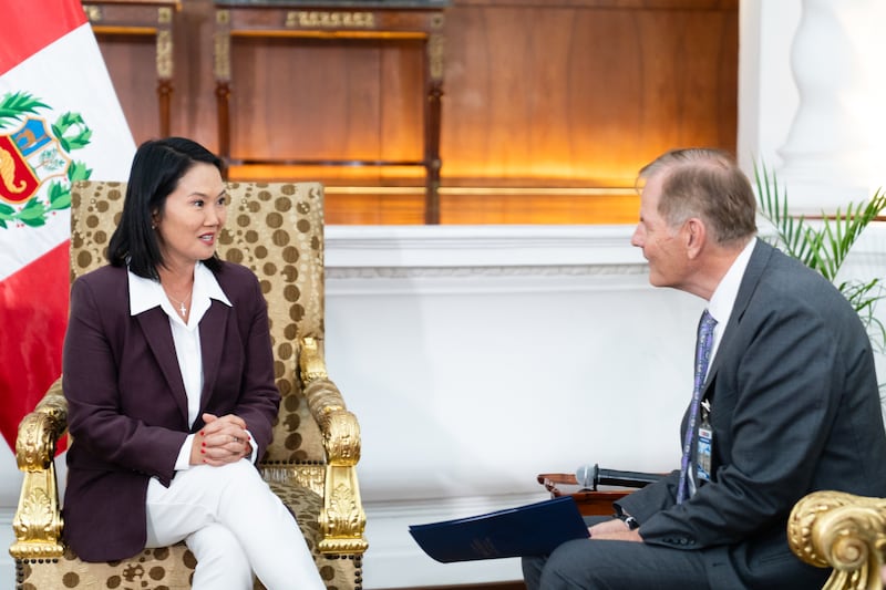 El élder Gary E. Stevenson del Cuórum de los Doce Apóstoles de La Iglesia de Jesucristo de los Santos de los Últimos Días habla con la presidenta del Perú Keiko Fujimori Higuchi, como parte de un ministerio en el país sudamericano el jueves, 27 de agosto de 2026, en el Palacio de Gobierno en Lima, Perú.