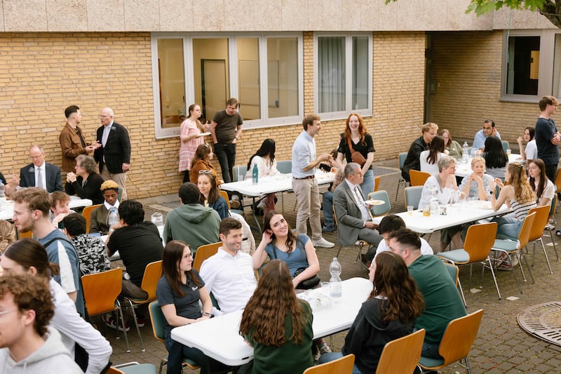 Adultos jóvenes pasan tiempo juntos en el Instituto de Religión de Fráncfort en Fráncfort, Alemania, el 18 de abril de 2026.