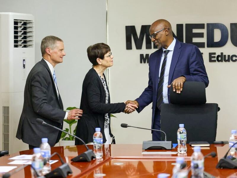 El élder David A. Bednar, del Cuórum de los Doce Apóstoles, a la izquierda, y su esposa, la hermana Susan Bednar, en el centro, se reúnen con Joseph Nsengimana, ministro de Educación de Ruanda, a la derecha, el 17 de marzo de 2026.