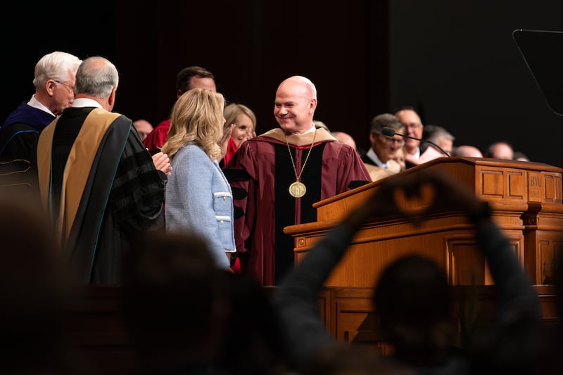 El élder Ronald A. Rasband, el élder D. Todd Christofferson, la hermana Jennifer Meredith y el presidente de BYU–Idaho Alvin F. Meredith III de pie durante la ceremonia de investidura en Rexburg, Idaho, el martes 10 de octubre de 2023.