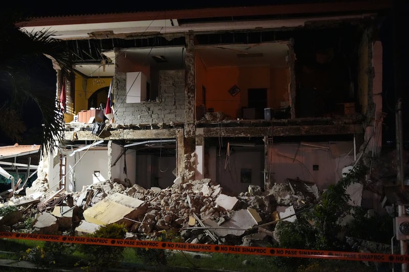 Un edificio parcialmente derrumbado se encuentra después de un terremoto que golpeó Penonomé, Panamá, el viernes, 9 de octubre de 2026.