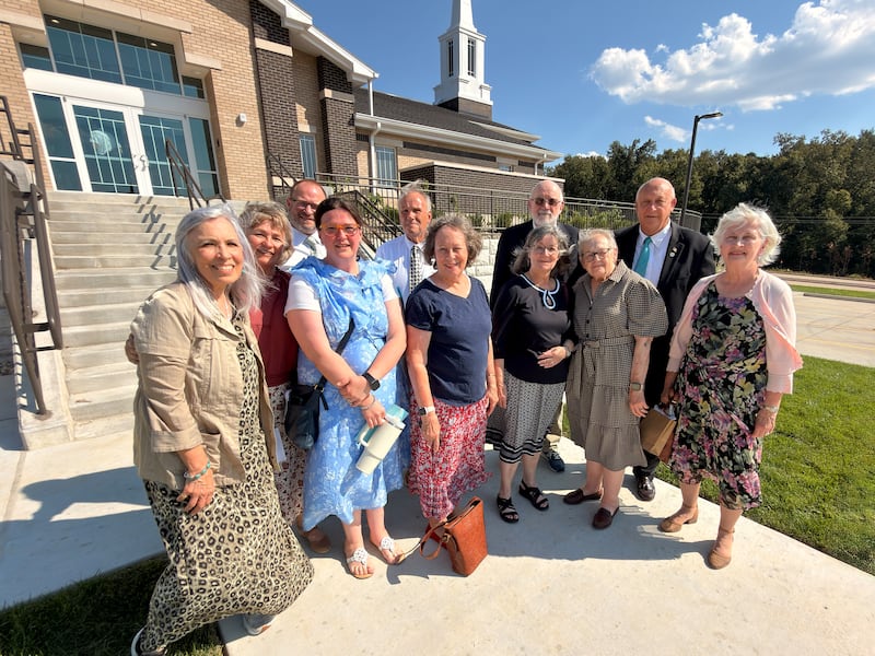 Miembros de la Estaca Cape Girardeau, Missouri que habían estado presentes cuando se construyó el antiguo centro de estaca en 1985 se toman una foto con el nuevo centro de estaca el sábado, 19 de septiembre de 2026.
