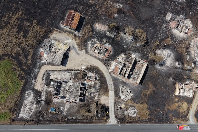 Esta foto aérea tomada por un dron muestra casas y terreno quemados después de que los incendios forestales arrasaran cerca del pueblo de Le Porge, Francia Suroccidental, lunes, 27 de julio de 2026.