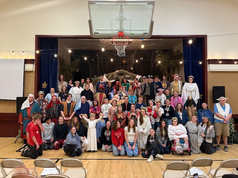 Los participantes del programa de actividades para personas con discapacidades, consejeros de jóvenes y líderes de actividades para personas con discapacidades participan en una Natividad en Mesa, Arizona, el 16 de diciembre de 2025.