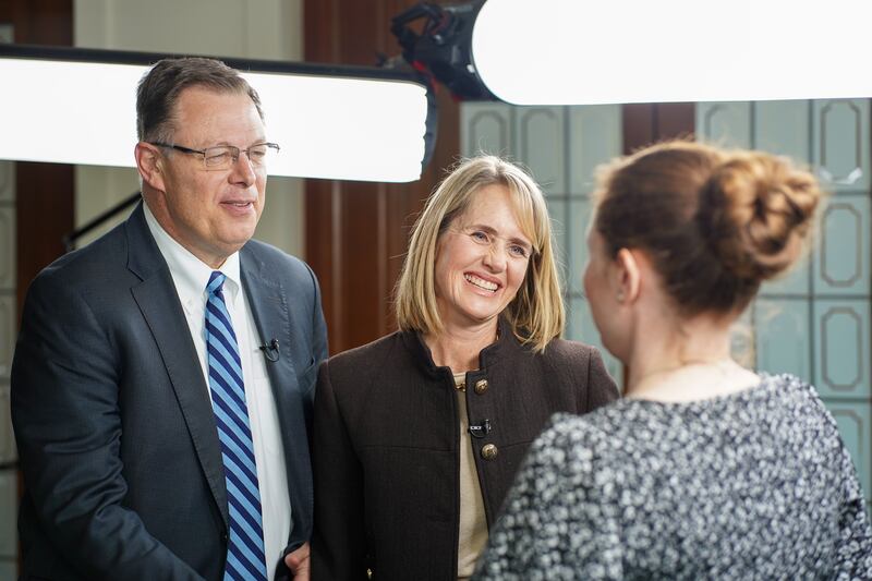 El élder Clark G. Gilbert y la hermana Christine Gilbert conversan con Mary Richards después de grabar el episodio del pódcast de Church News que se emitirá el martes 24 de febrero de 2026.