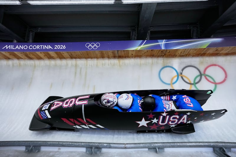 Kristopher Horn, a la izquierda, Caleb Furnell, a la derecha, Hunter Powell y Carsten Vissering de Estados Unidos descienden por la pista durante una carrera de bobsleigh de cuatro hombres en los Juegos Olímpicos de Invierno 2026 en Cortina d'Ampezzo, Italia, el sábado 21 de febrero de 2026.