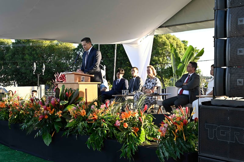 El élder B. Corey Cuvelier, Setenta Autoridad General e integrante de la presidencia del Área Brasil, habla durante la ceremonia de colocación de la primera piedra del Templo de Maceió Brasil en Maceió, Brasil, el 10 de octubre de 2026.