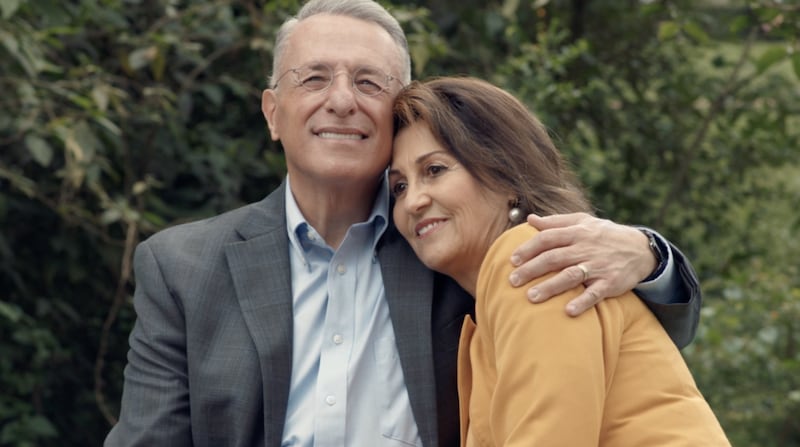 El élder Ulisses Soares, del Cuórum de los Doce Apóstoles, y su esposa, la hermana Rosana Soares, durante un segmento de la transmisión del Día de Descubrimiento Familiar. Se mostró el sábado 5 de marzo de 2022.