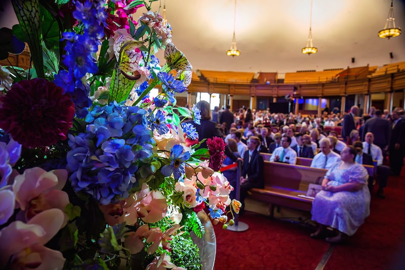Los maestros de religión se sientan ante el devocional del élder Neil L. Andersen, del Cuórum de los Doce Apóstoles, en el Tabernáculo de Salt Lake en Salt Lake City, Utah, el miércoles, 10 de mayo de 2023. El devocional se transmitió el domingo, 11 de junio de 2023.