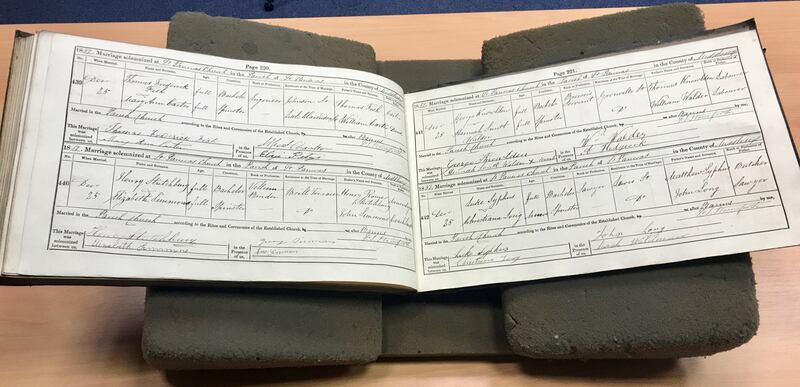 El libro de la Parroquia de St. Pancras que contiene el registro de matrimonio de los tátaros, tátaros abuelos del élder David A. Bender, Luke Syphus y Christiana Long, tal como se le mostró al apóstol en el Archivo Metropolitano de Londres, el 24 de octubre de 2019.