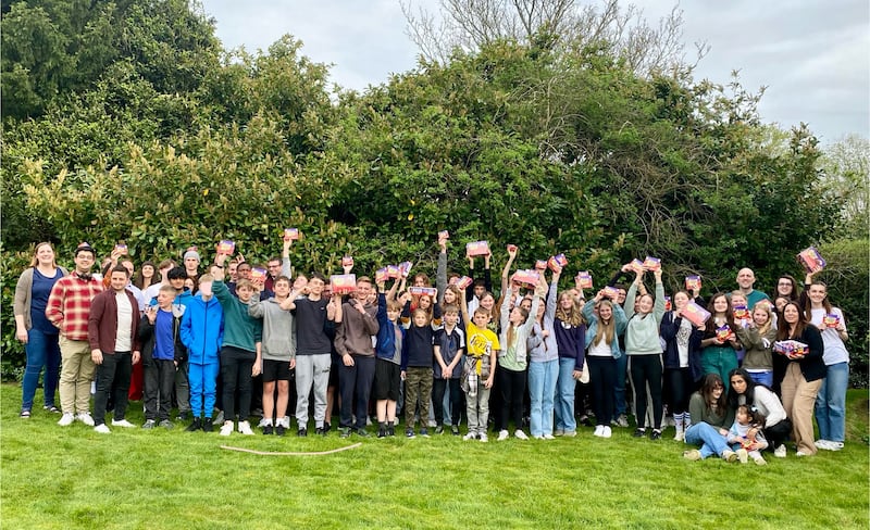 Varias docenas de jóvenes de la Estaca Northampton Inglaterra celebran el haber duplicado su meta al recolectar huevos de chocolate para la Asociación del Norte de Ucrania en abril de 2024.
