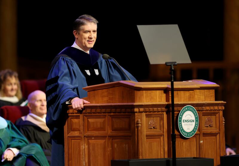 El élder Matthew S. Holland, setenta autoridad general de la Iglesia de Jesucristo de los Santos de los Últimos Días, habla a los graduados de la graduación de Ensign College en el Tabernáculo de la Manzana del Templo en Salt Lake City el viernes 8 de abril de 2022.