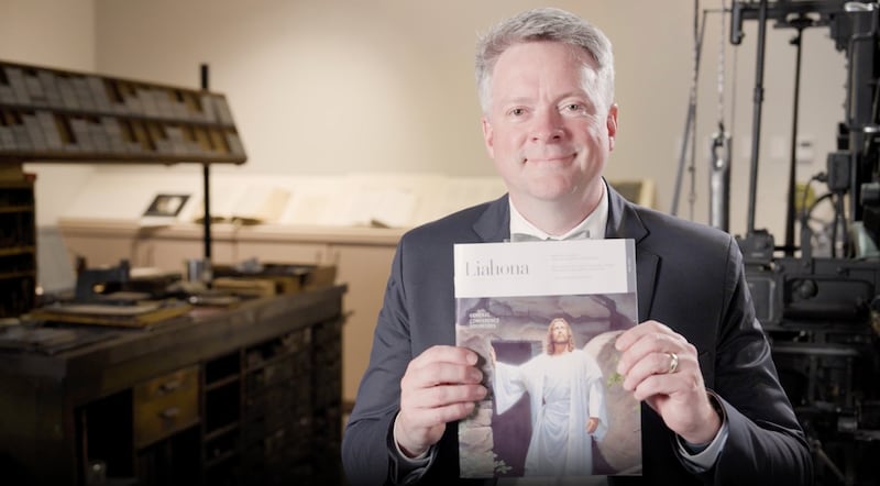 Michael Dunford, el director artístico de Liahona, sostiene una copia de la Liahona de mayo de 2025 en un video publicado el sábado 27 de septiembre de 2025, para mostrar una mirada tras bastidores de cómo se imprimen las revistas.