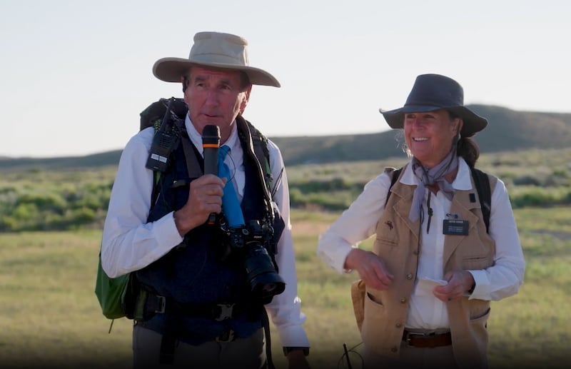 El élder Charles Sypher y la hermana Karen Sypher, misioneros mayores que sirven en los Sitios del Sendero Mormón de Wyoming, hablan a la juventud en julio de 2025.