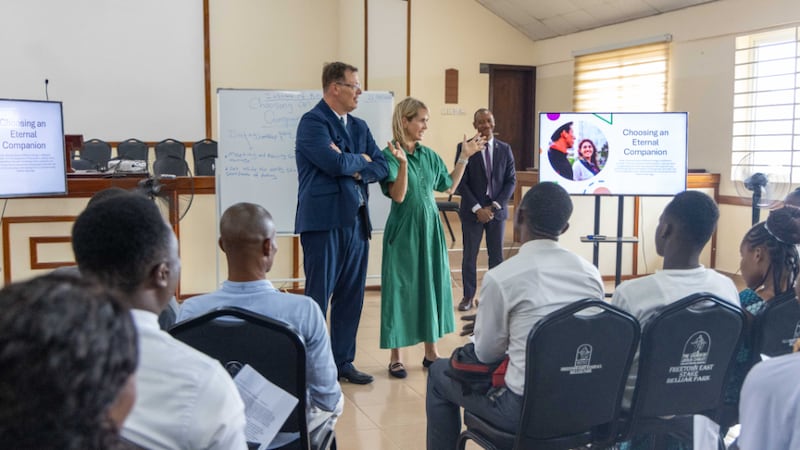 El élder Clark G. Gilbert del Cuórum de los Doce Apóstoles, a la izquierda, y su esposa, hermana Christine Gilbert, a la derecha, hablan con una clase de instituto en Freetown, Sierra Leona, el miércoles 26 de agosto de 2026.