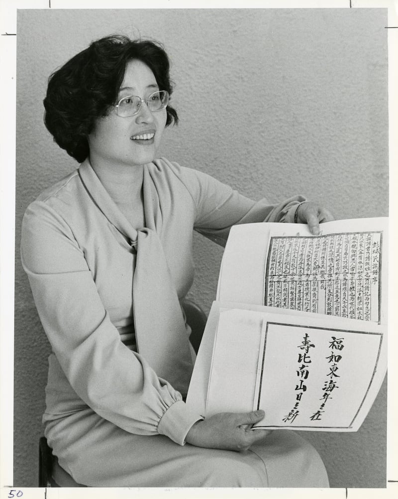 Ruby Beeston, miembro del Coro del Tabernáculo de la Manzana del Templo, visitó a familiares durante la visita del grupo a São Paulo, Brasil, en mayo de 1981, y encontró 3.000 años de genealogía china.