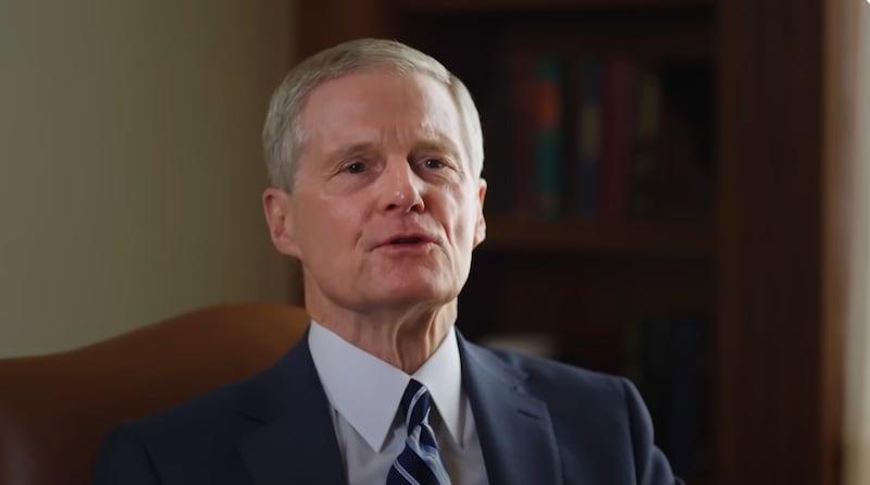 El élder David A. Bednar, del Cuórum de los Doce Apóstoles, se dirige a legisladores y formuladores de políticas sobre el fortalecimiento de los lazos familiares con el uso de tecnologías en su mensaje de video presentado en la 3.ª Conferencia Anual de IDCT en Abu Dabi, Emiratos Árabes Unidos, que tuvo lugar el 3 de junio de 2026.