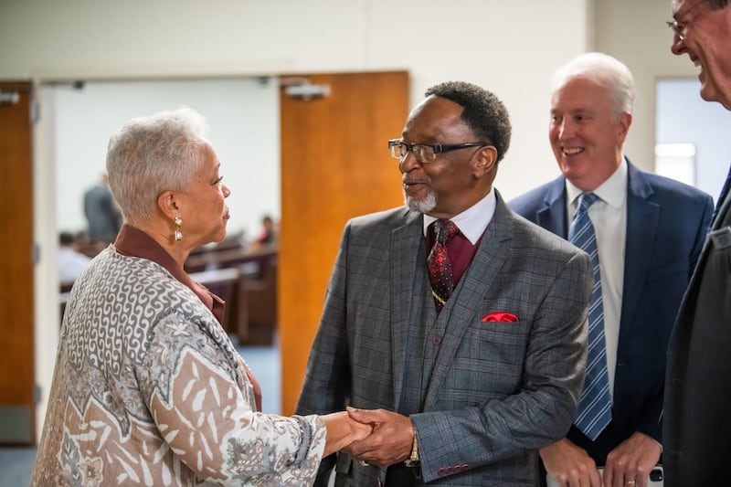 Linda Williams da la bienvenida al obispo Michael Williams en un devocional Santos en Unidad en Fort Worth, Texas, el 16 de noviembre de 2025.