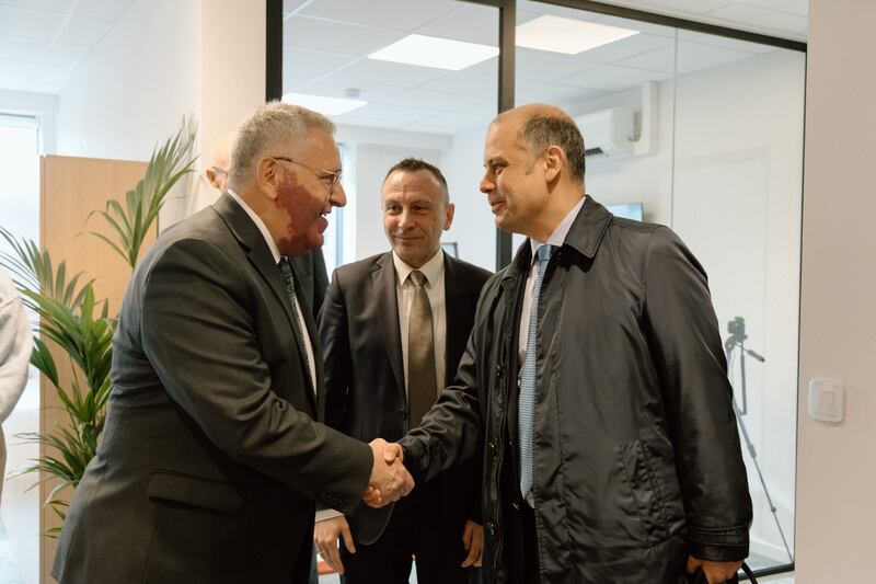 El élder Rubén V. Alliaud, Setenta Autoridad General y presidente del Área Europa Central, saluda al Dr. Dániel Solymári, embajador general del programa Hungary Helps de Hungría, antes de una mesa redonda sobre la atención a los necesitados en Bruselas, Bélgica, el martes 24 de marzo de 2026.