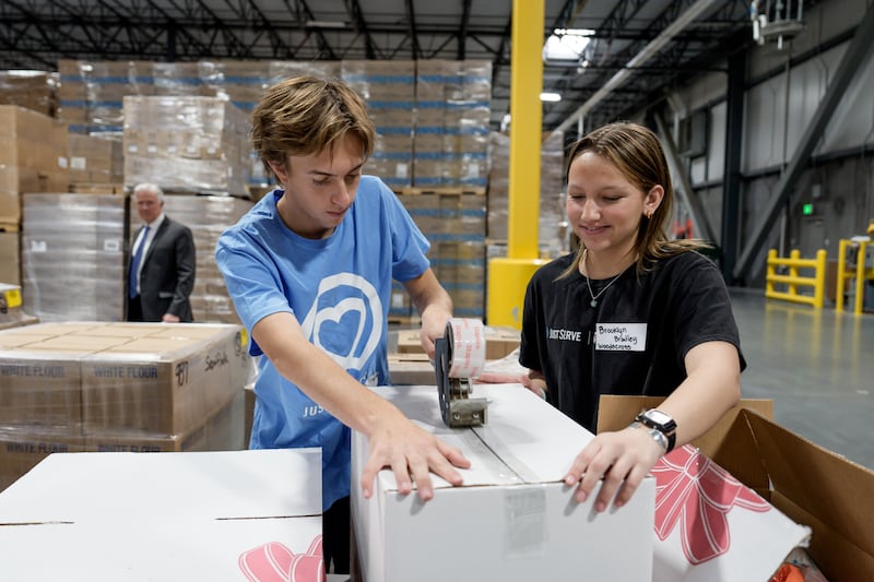 Voluntarios de JustServe arman kits de alimentos en el Almacén Central de los Obispos en Salt Lake City, Utah, el jueves 13 de noviembre de 2025