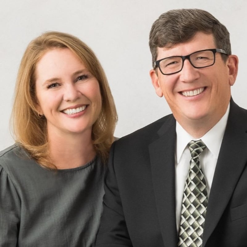Thomas D. Burton y Patricia C. Burton, quienes servirán como presidente y compañera de la Misión Filipinas Ángeles a partir de julio de 2026.