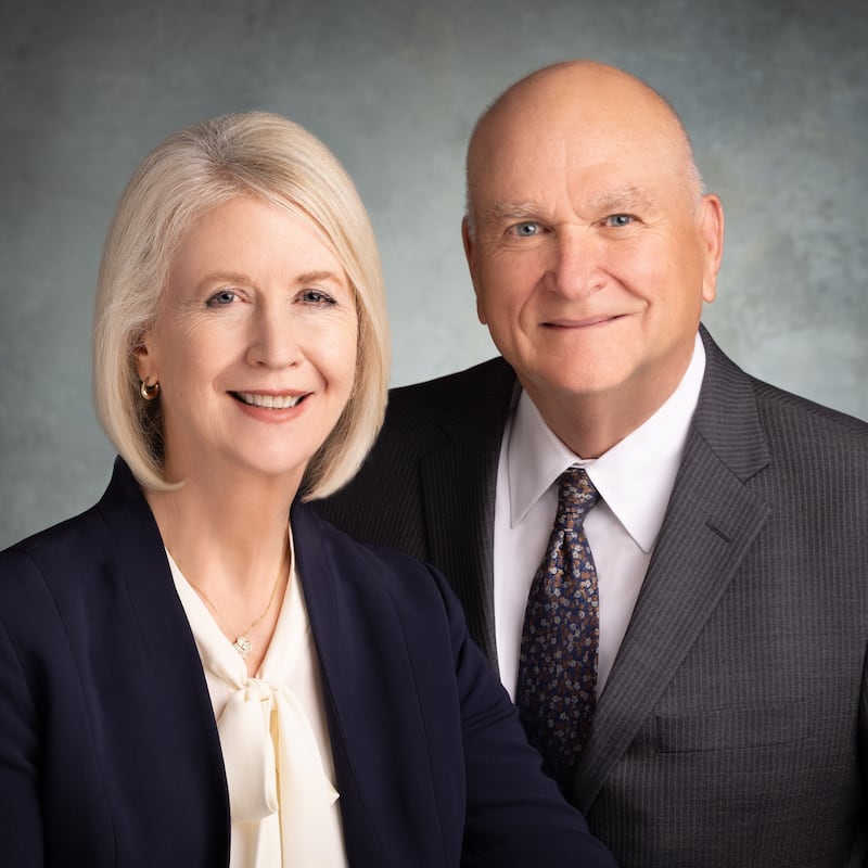 Allen B. Alexander y Denise Alexander, quienes servirán como presidente y directora del Templo de Mount Timpanogos, Utah, a partir de julio de 2026.