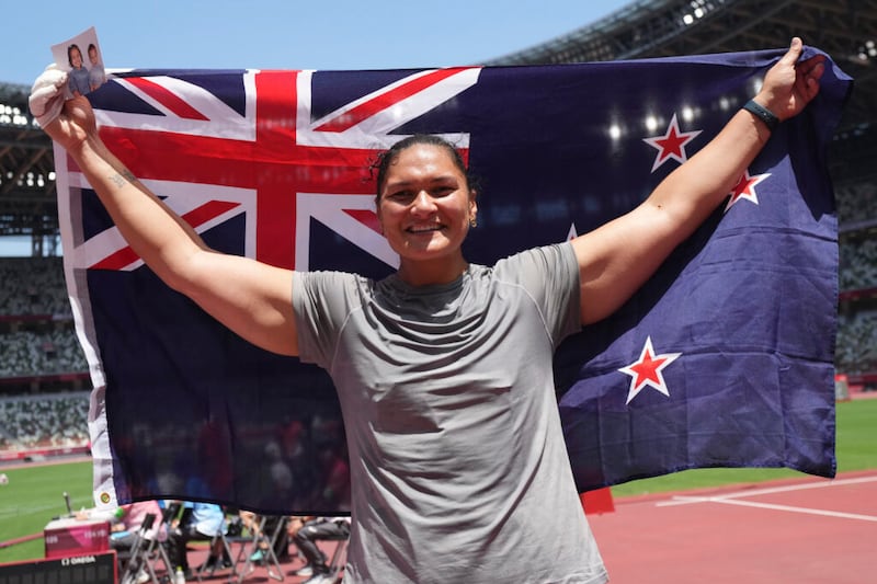 Valerie Adams, de Nueva Zelanda, sostiene una foto de sus hijos mientras celebra su tercer lugar compitiendo en la final de lanzamiento de peso femenino en los Juegos Olímpicos de Verano de 2020, el domingo, 1 de agosto de 2021 en Tokio.