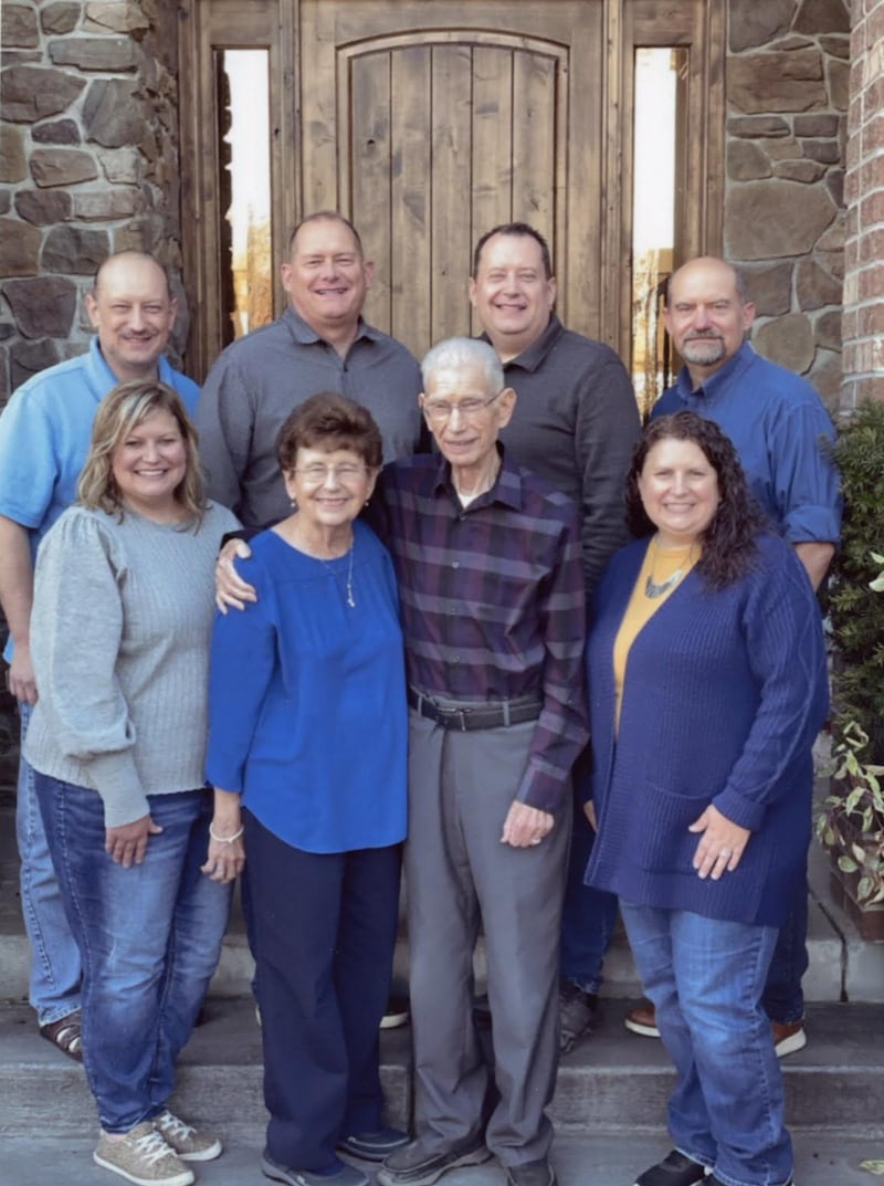 Ron y Linda Mortensen sonríen para una foto familiar con sus seis hijos en Providence, Utah, noviembre de 2021.