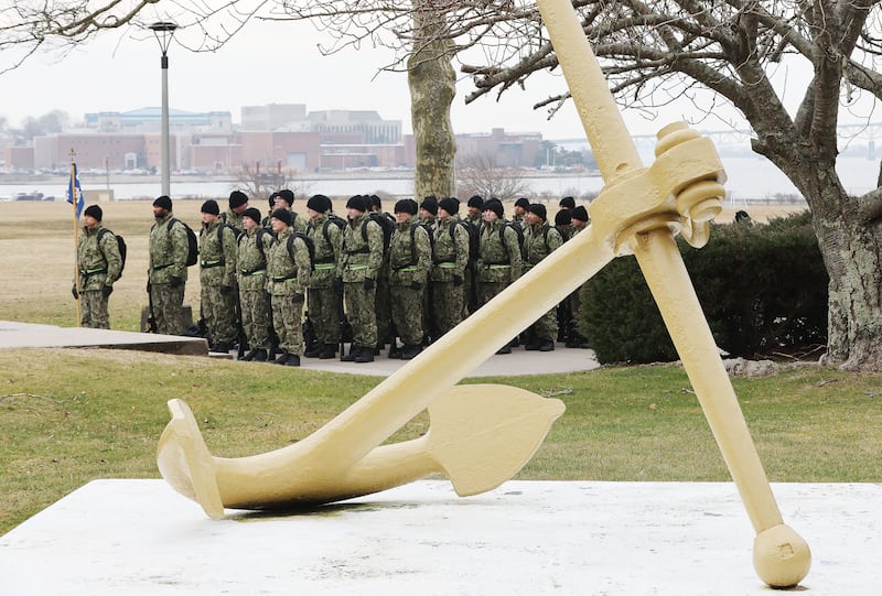 Candidatos a oficiales de la Marina de los Estados Unidos se preparan para marchar en la Estación Naval de Newport en Newport, Rhode Island, el viernes 2 de febrero de 2024.