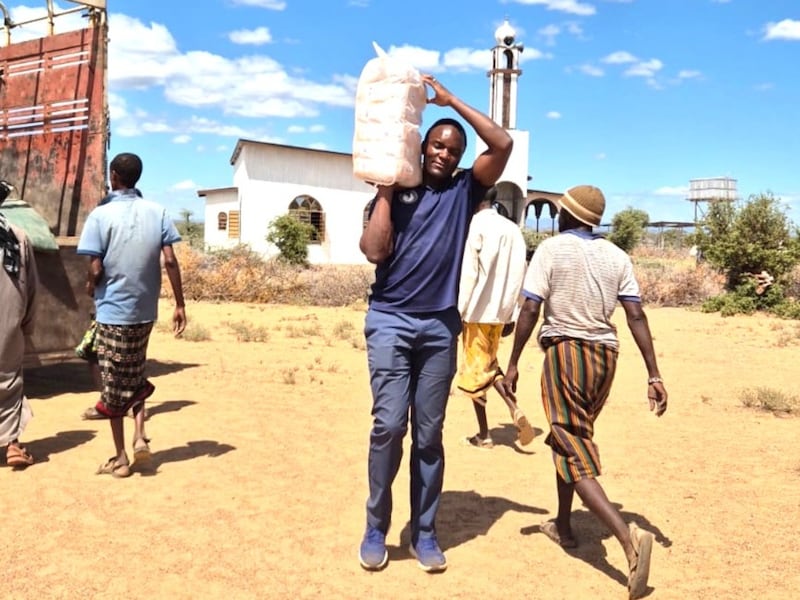 Denis Mukasa descarga alimentos para distribución en Korr, Kenia, 29 de mayo de 2026.