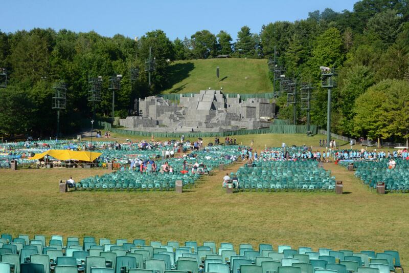 La vista del cerro Cumorah en un día de actuación desde el fondo del área de asientos.