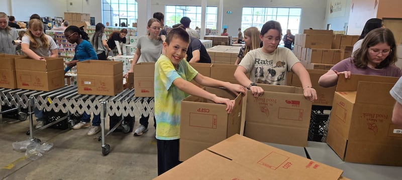 Jóvenes arman cajas de alimentos donados en el Banco de Alimentos St. Mary, en Phoenix, Arizona, para el Día Global del Servicio Juvenil el sábado 18 de abril de 2026.