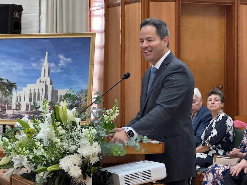 El élder Ronald M. Barcellos, Setenta Autoridad General y consejero en la presidencia del Área Brasil, habla en la ceremonia de colocación de la primera piedra del Templo de Brasil en Santos el sábado 1 de agosto de 2026 en Santos, Brasil.