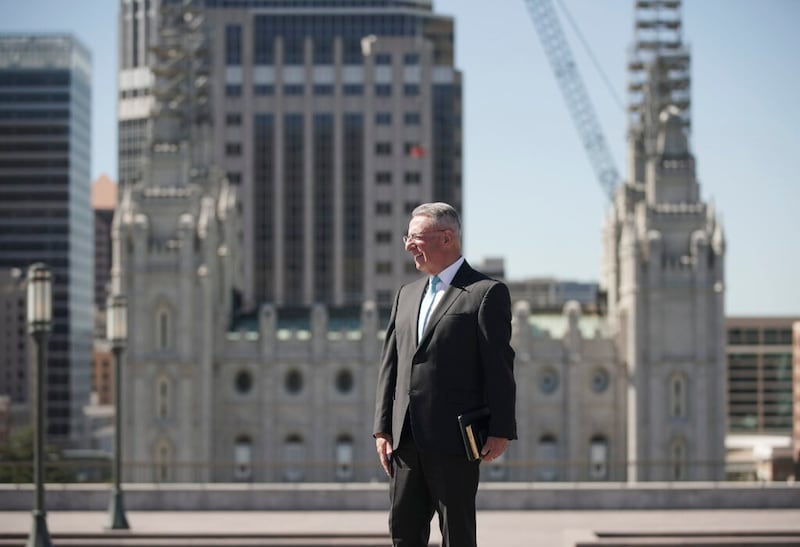 El élder Ulisses Soares, del Cuórum de los Doce Apóstoles de La Iglesia de Jesucristo de los Santos de los Últimos Días, contempla la vista desde el techo del Centro de Conferencias en Salt Lake City el martes, 23 de junio de 2020.