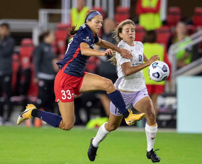 La delantera del Washington Spirit Ashley Hatch (33) y la defensora del Racing Louisville FC Nealy Martin (14) luchan por el balón durante el segundo tiempo de un partido de fútbol de la NWSL en Washington, DC, el sábado, 9 de octubre de 2021.