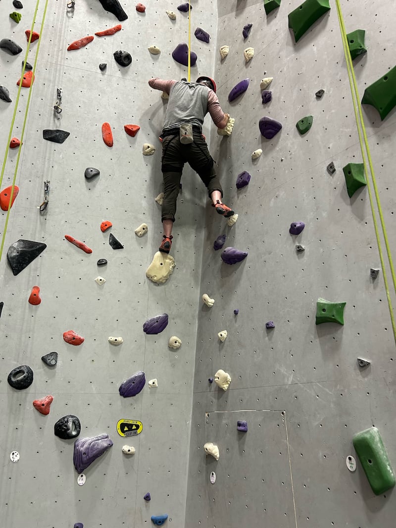 Israel Garcia haciendo escalada en roca en Rexburg, Idaho, en diciembre de 2025.