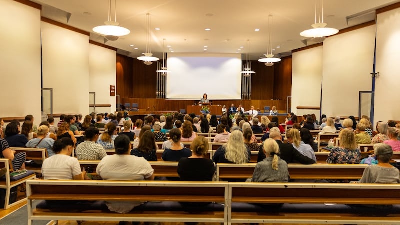 Miembros de la Iglesia se reúnen para escuchar a la hermana Kristin M. Yee en una capilla en Viena, Austria, 1 de septiembre de 2026.