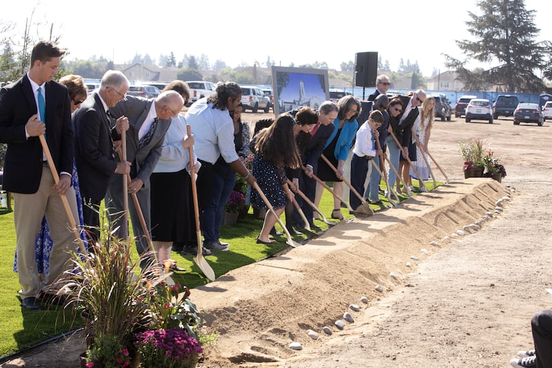 El élder Gary B. Sabin, al centro, y su esposa, la hermana Valerie Sabin, dirigen a los invitados especiales en dar la primera palada de tierra en la ceremonia de la palada inicial del Templo de Modesto, California, el sábado 7 de octubre de 2023, en Modesto, California.