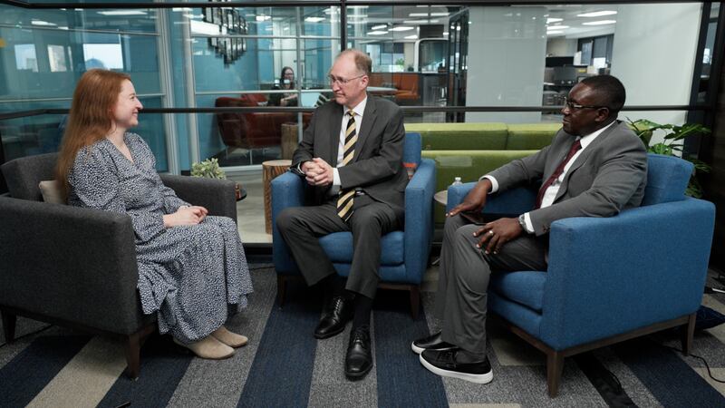 El hermano Chad H. Webb y Yaw Danso se unen a Mary Richards en el pódcast de Church News.