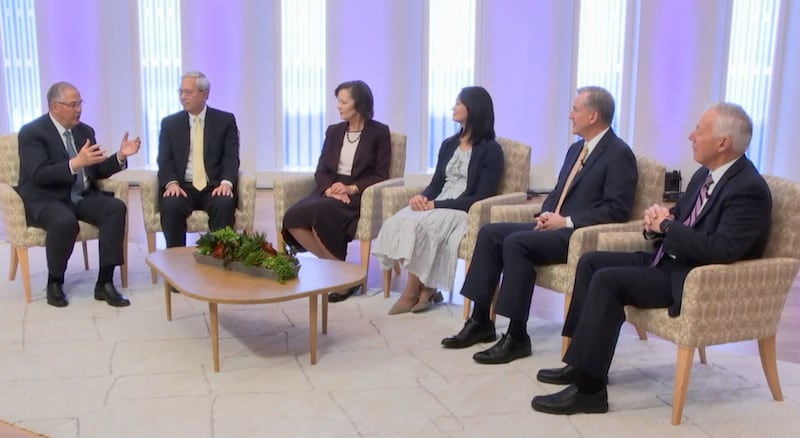 Los líderes de la Iglesia hablan en un ambiente de consejo para un video instructivo sobre el trabajo del templo e historia familiar.