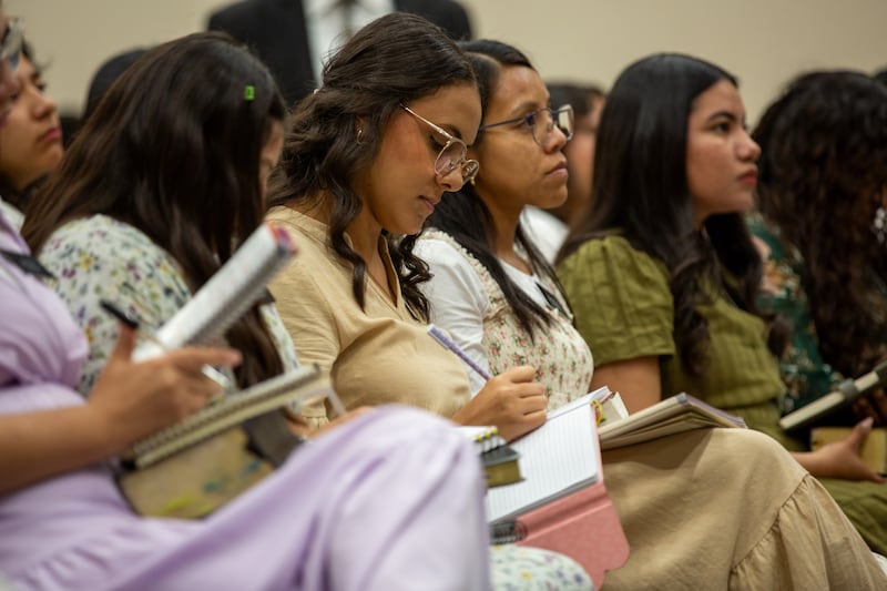 Las hermanas misioneras toman notas durante un devocional con el élder Gary E. Stevenson, del Cuórum de los Doce Apóstoles, en Monterrey, México.
