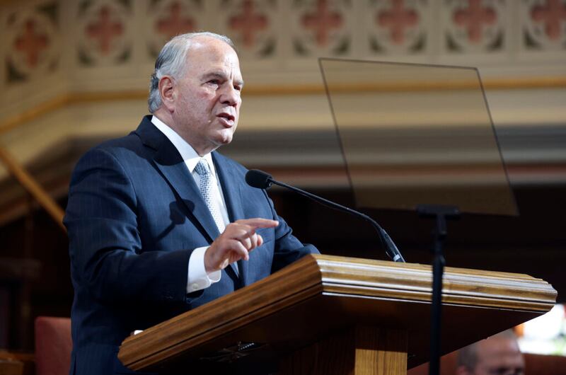 El élder Ronald A. Rasband, del Cuórum de los Doce Apóstoles, habla a los estudiantes del Ensign College y al público durante un devocional en el Salón de Asambleas de Salt Lake City, el martes, 26 de octubre de 2021.