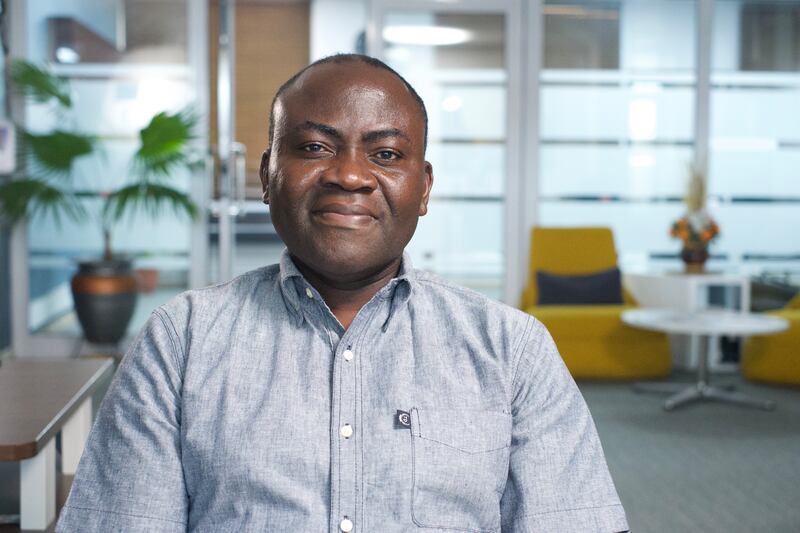 Flint Mensah es entrevistado para un episodio de "Voces de Fe" de la serie documental del Church News de 2026 "Registro Viviente".