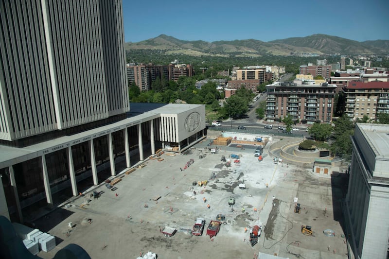 Una vista de la Plaza del Edificio de Oficinas de la Iglesia después de remover una fuente grande, Salt Lake City, junio de 2021.