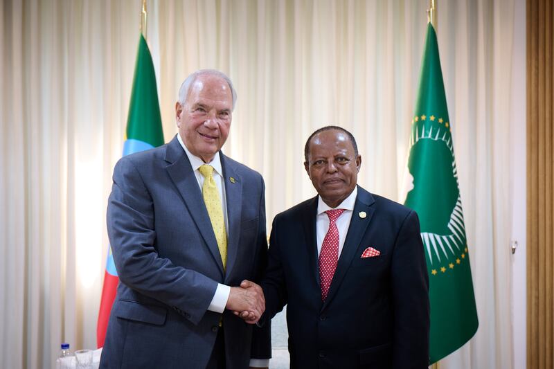 El élder Ronald A. Rasband estrecha la mano del presidente de Etiopía, Taye Atske Selassie, en Addis Ababa, Etiopía, el 30 de octubre de 2025.