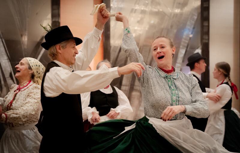 Los artistas bailan para celebrar su cultura en una cena de Navidad organizada por La Iglesia de Jesucristo de los Santos de los Últimos Días en Ginebra, Suiza, en dic. de 2025.